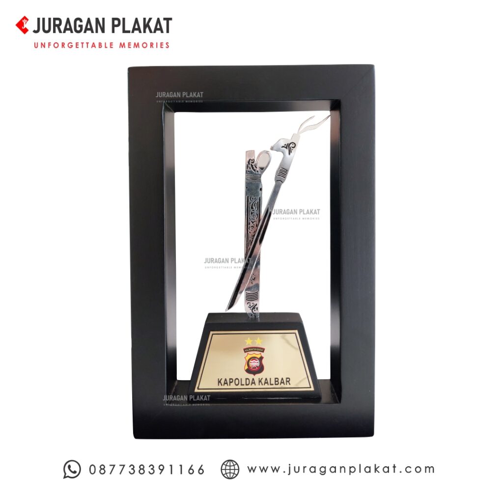 PLAKAT FRAME KAYU MANDAU KUNINGAN CUSTOM | juraganplakat.com